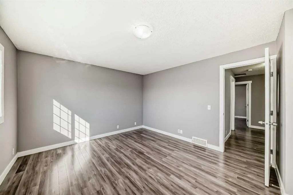 327 Falshire Way NE