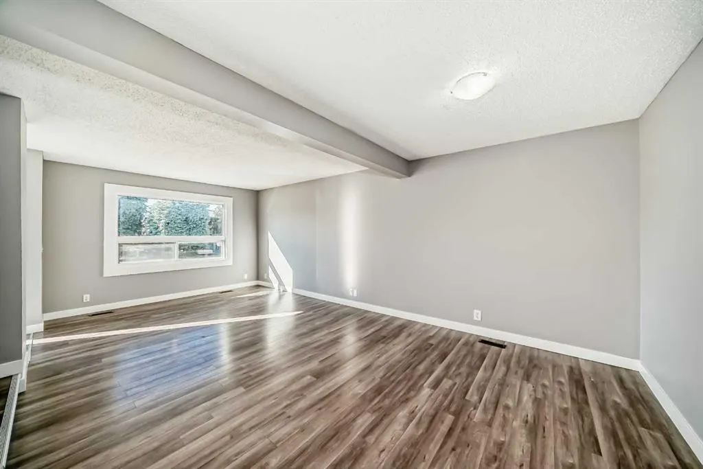 327 Falshire Way NE