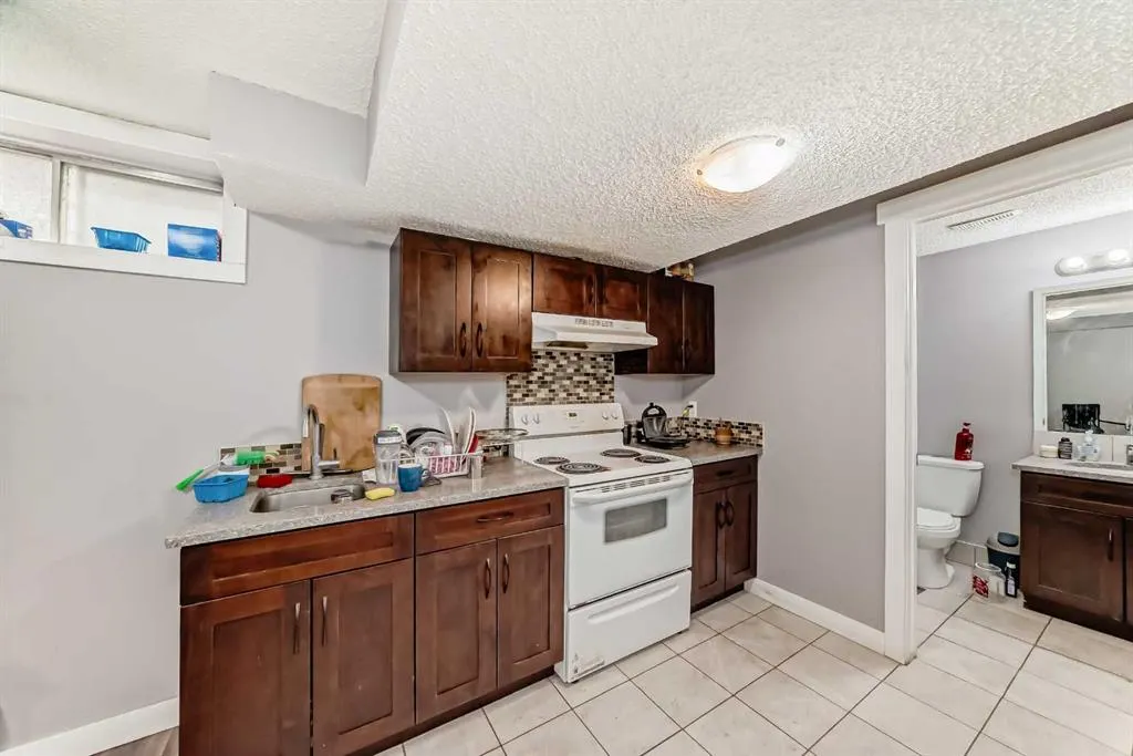 327 Falshire Way NE