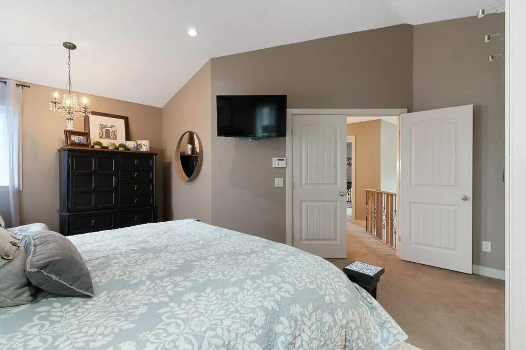 84 Panatella Manor NW