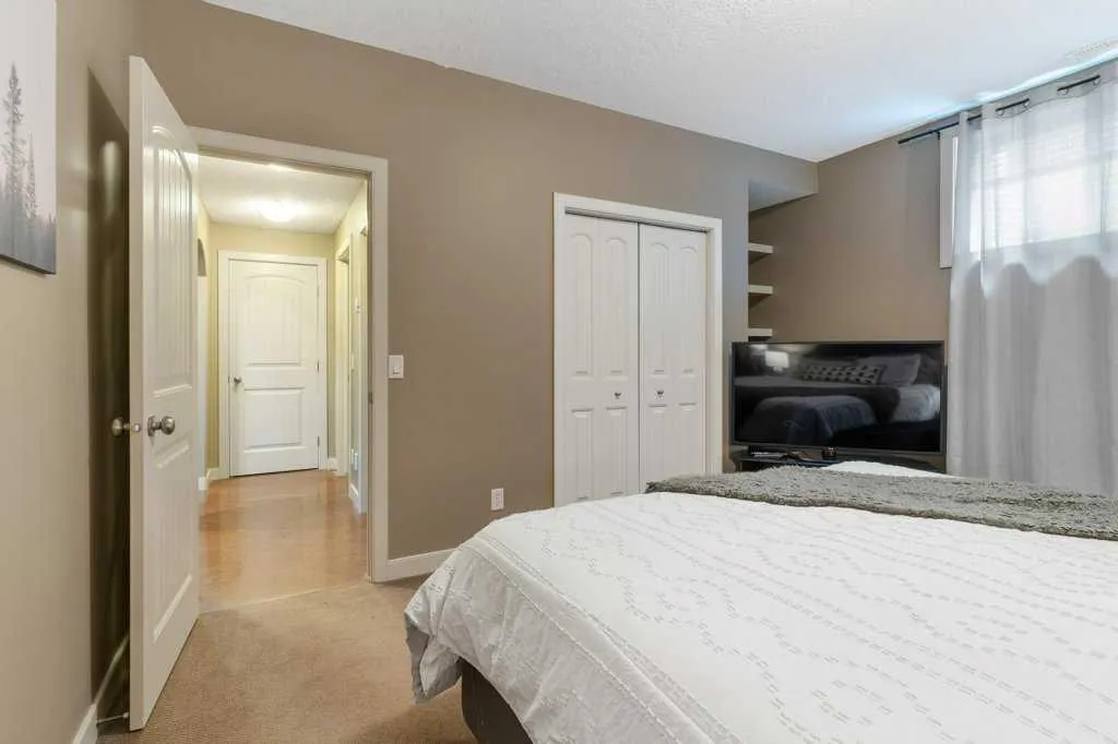 84 Panatella Manor NW