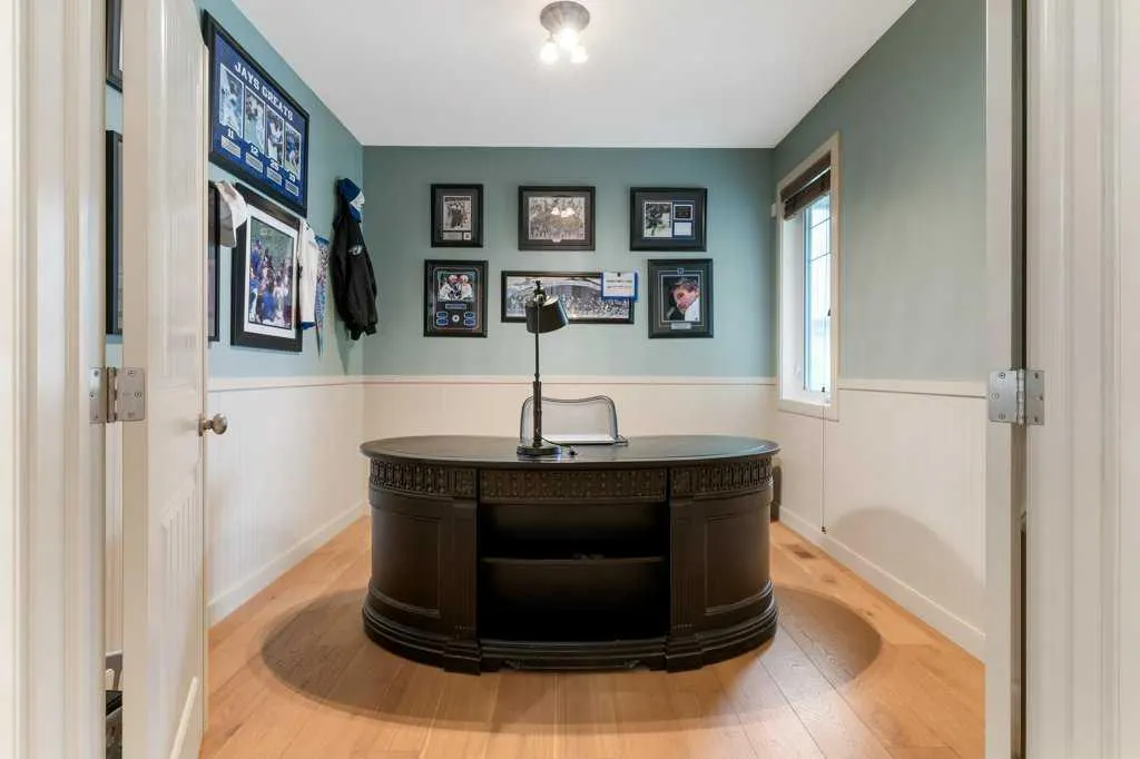 84 Panatella Manor NW