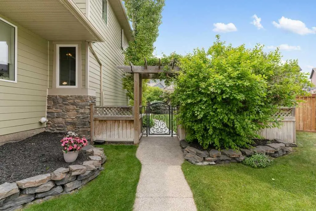 84 Panatella Manor NW