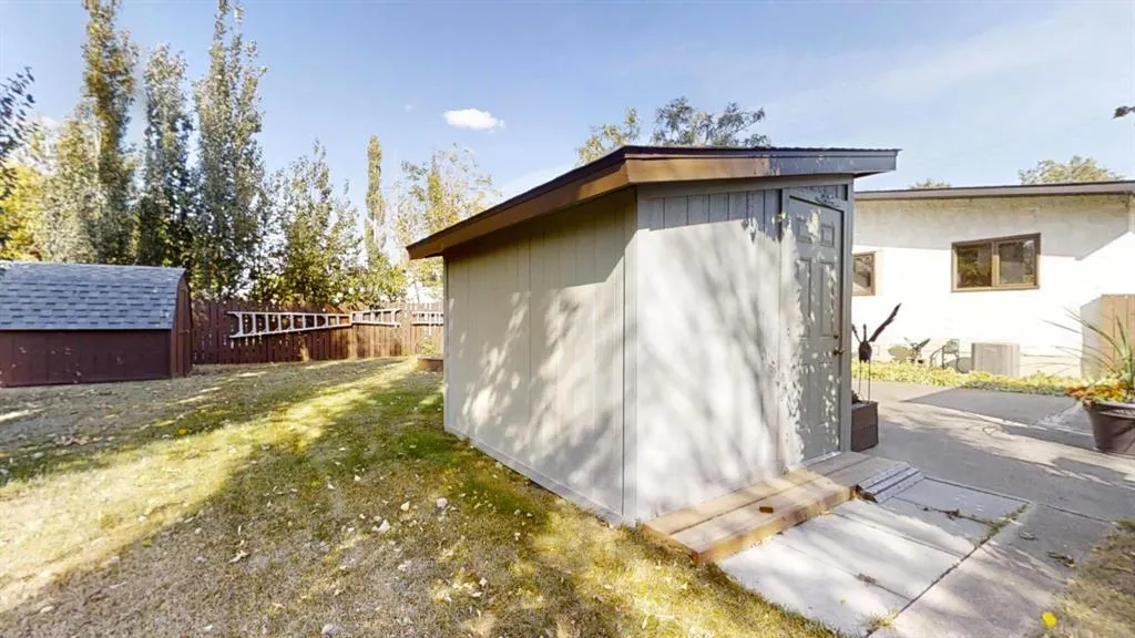 5039 4 Street W