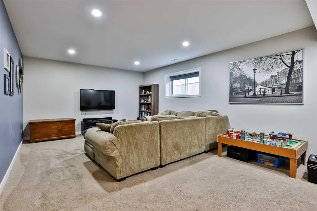 381 Moonlight Way West W