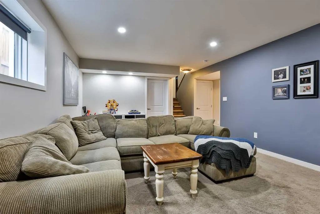 381 Moonlight Way West W