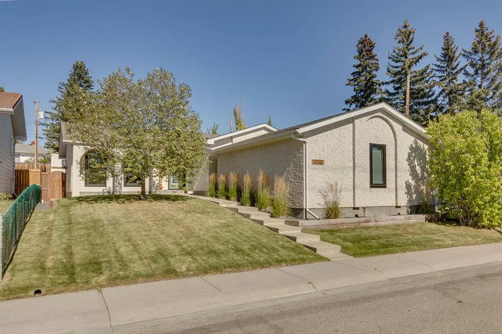1240 Mapleglade Crescent SE