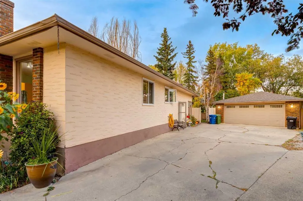 220 Oakridge Place SW