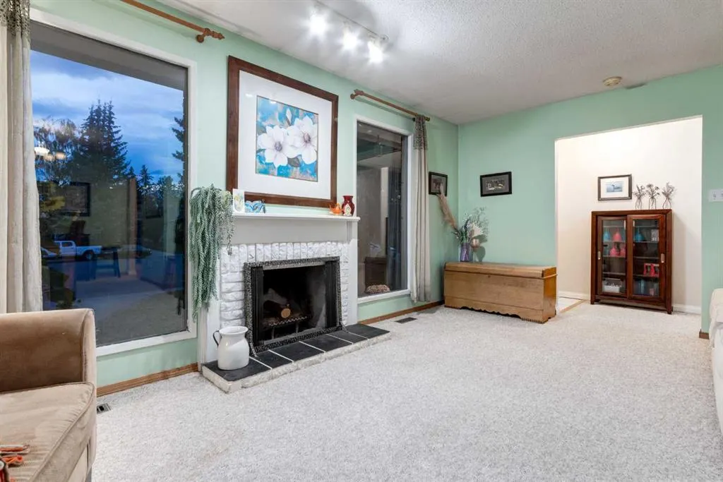 220 Oakridge Place SW