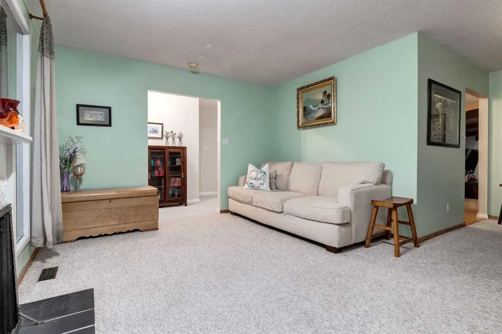220 Oakridge Place SW