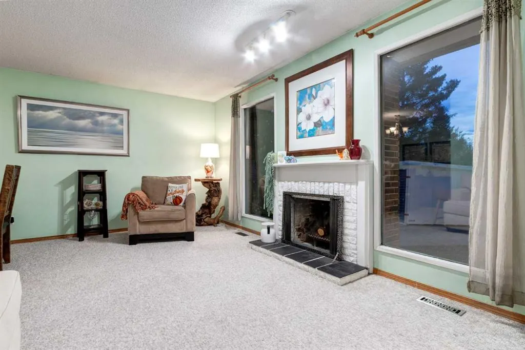 220 Oakridge Place SW