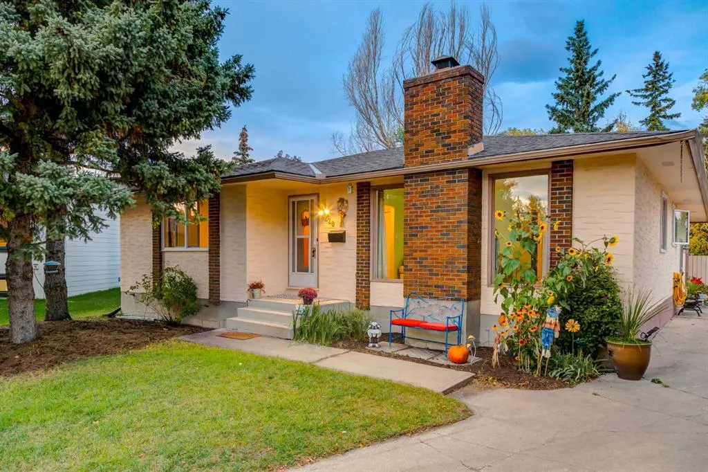 220 Oakridge Place SW