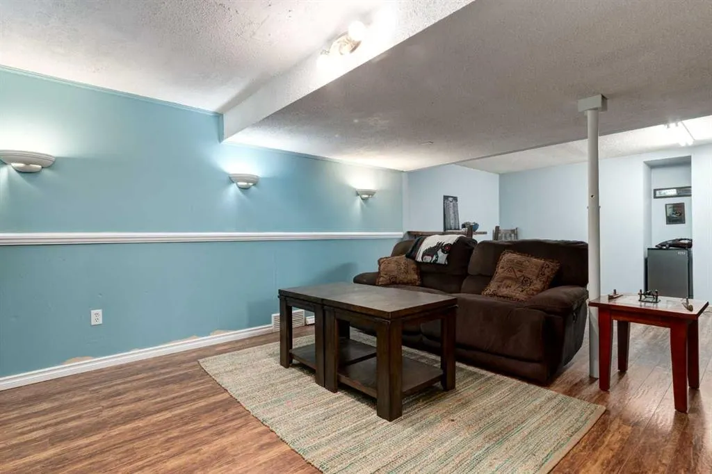 220 Oakridge Place SW
