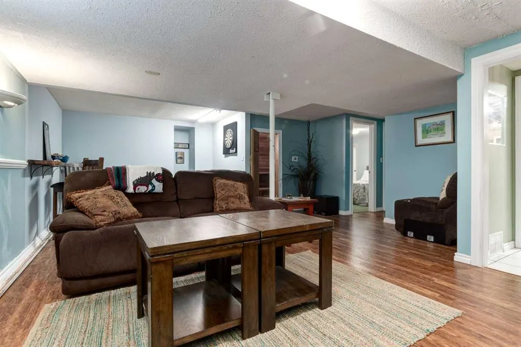 220 Oakridge Place SW