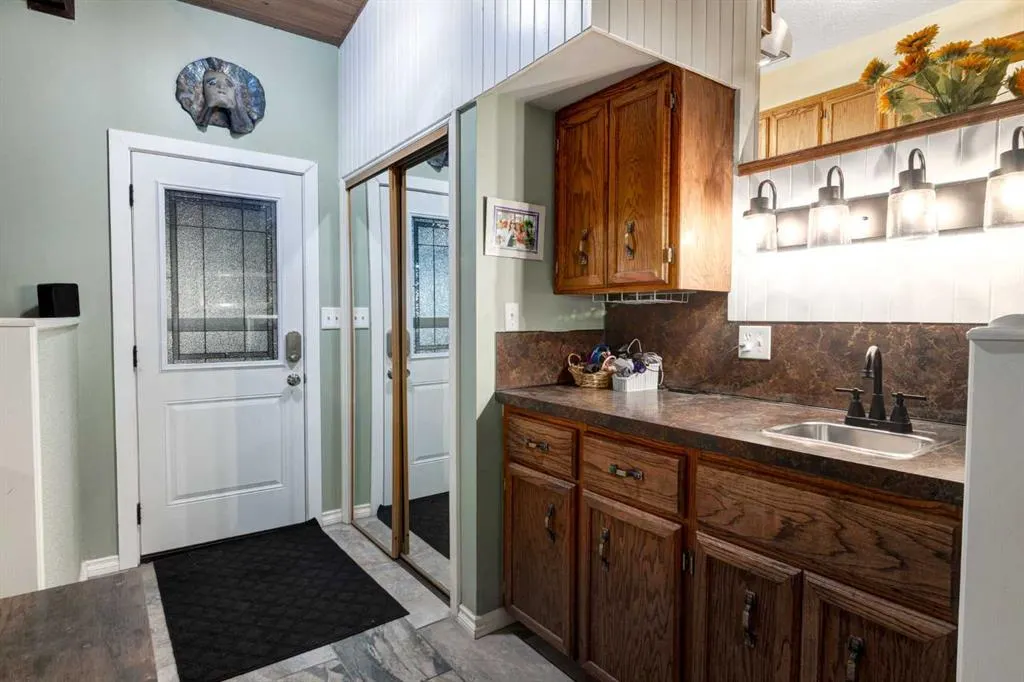220 Oakridge Place SW