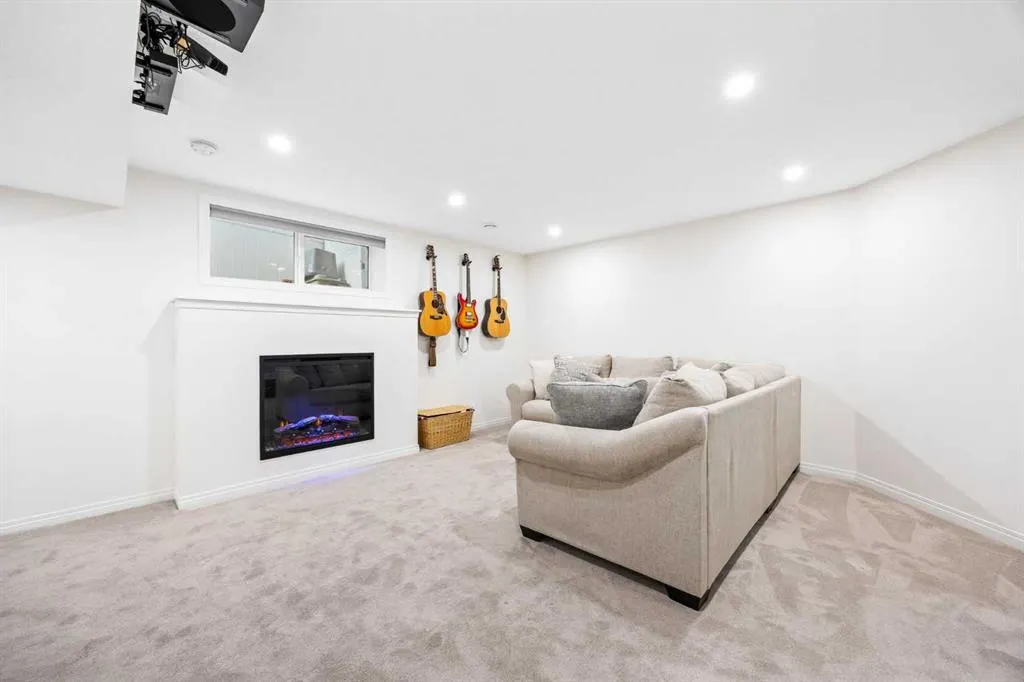 16 Tuscany Ravine Court NW