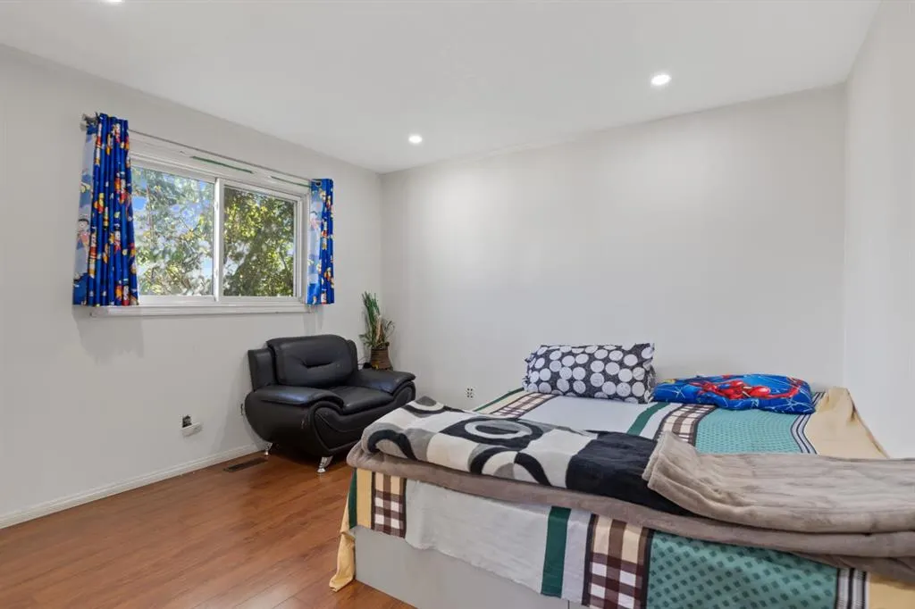 20 Castlegrove Way NE