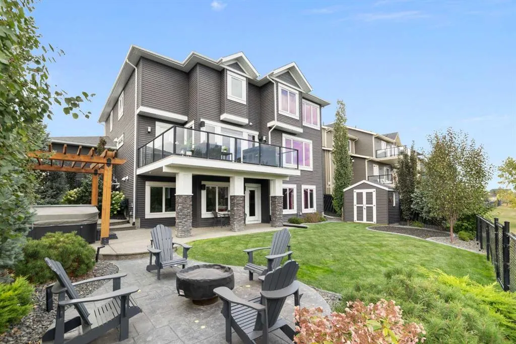158 Canoe Crescent SW