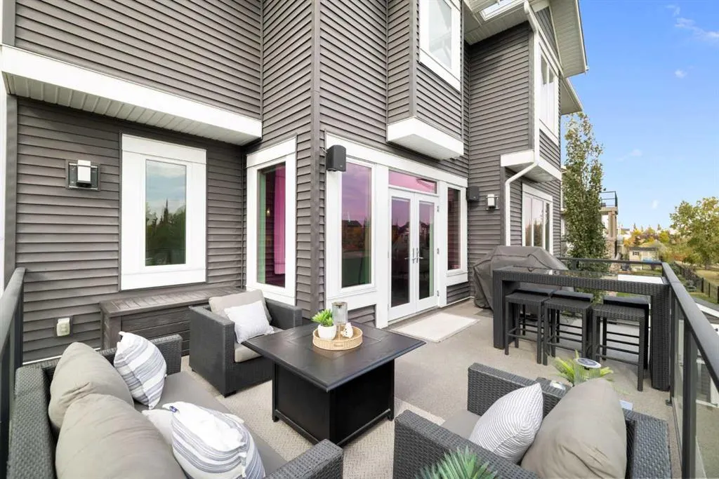 158 Canoe Crescent SW