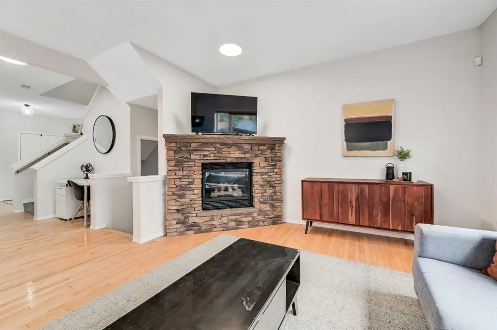 1 Cougarstone Villas SW