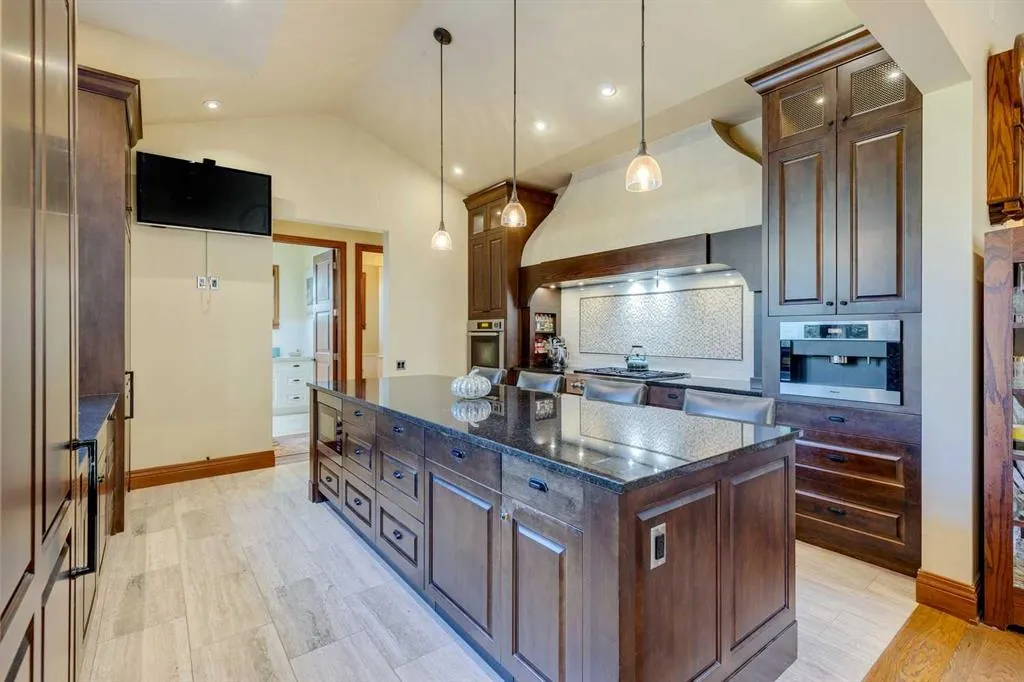 9 Mountaineer Close
