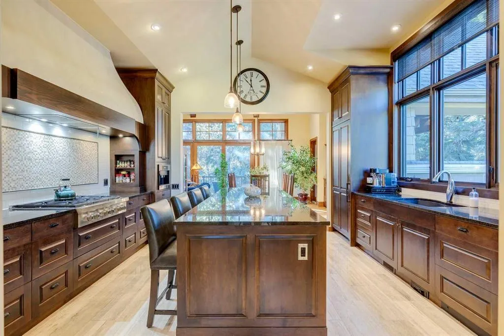 9 Mountaineer Close