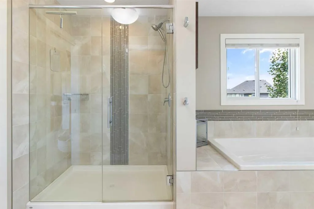 33 Silverado Crest Bay SW