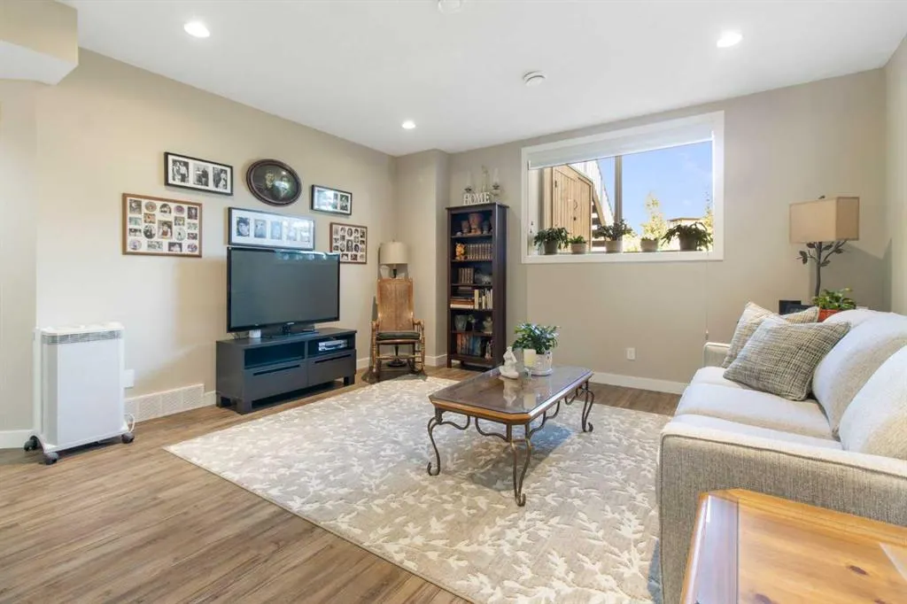 33 Silverado Crest Bay SW