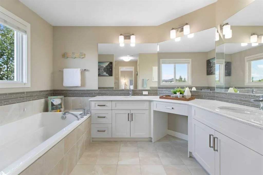 33 Silverado Crest Bay SW