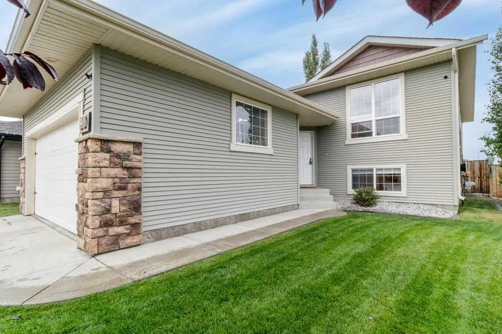 90 Larsen Crescent