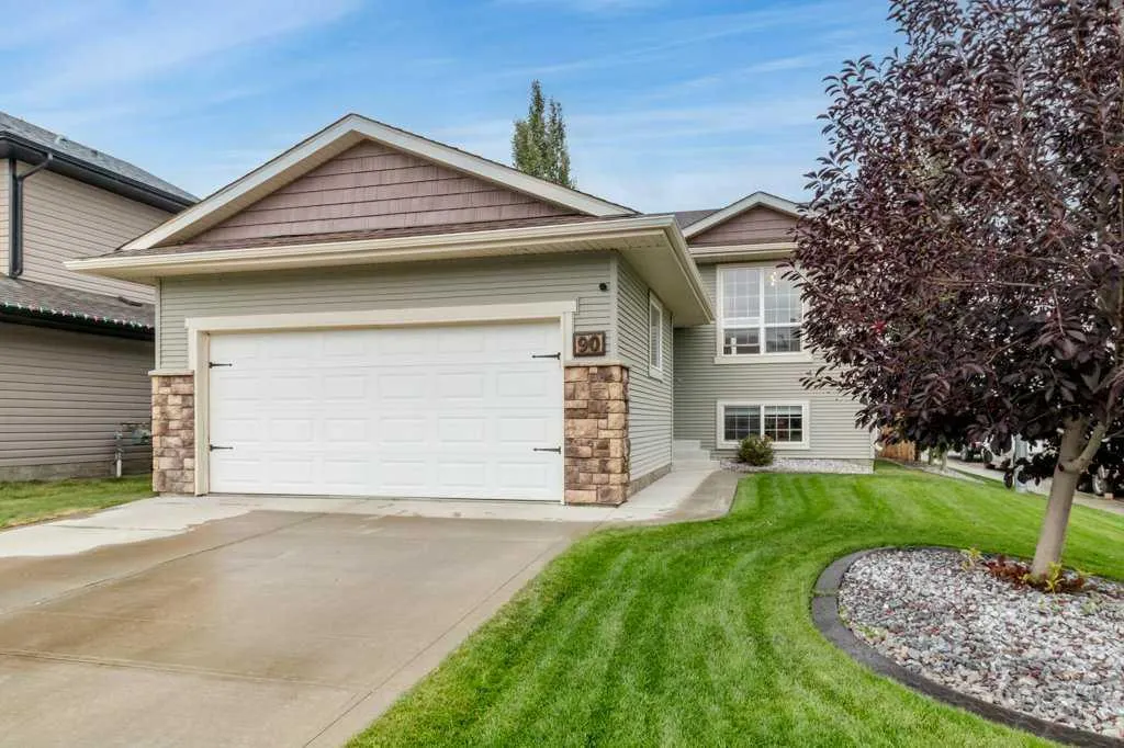90 Larsen Crescent
