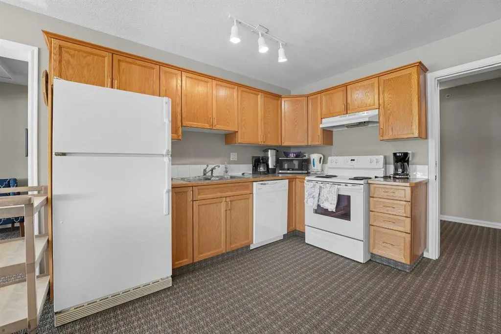 6118 53 Avenue, #208