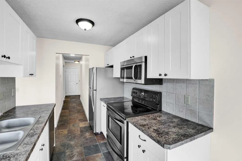 409 1 Avenue NE, #402