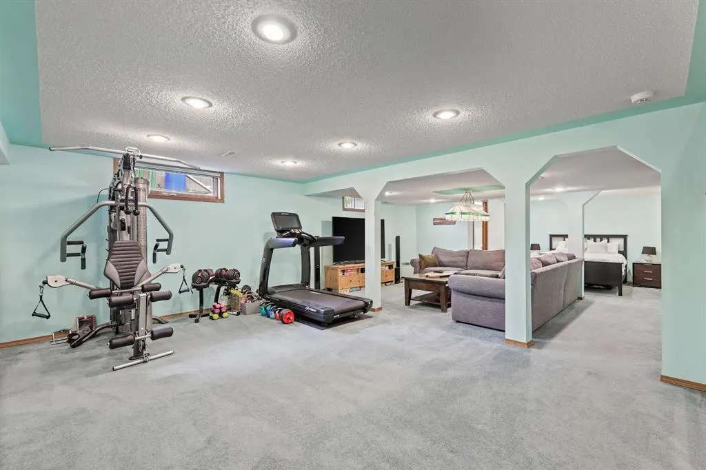 132 Oakmount Road SW