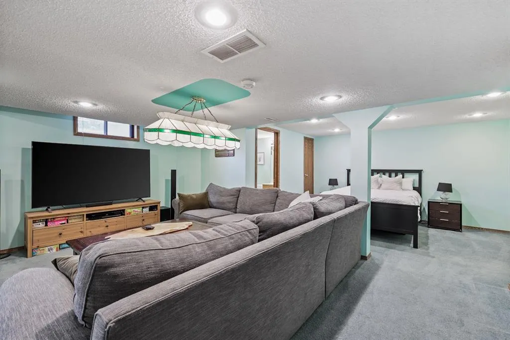 132 Oakmount Road SW