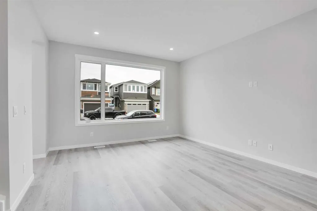58 Corner Glen Common NE