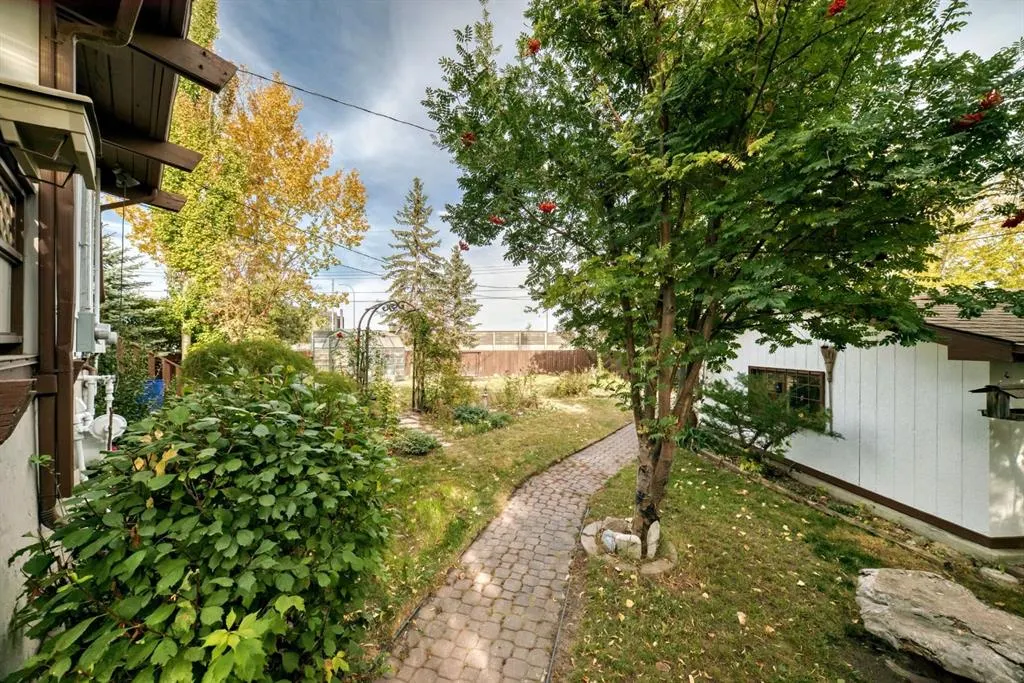 15 Arlington Bay SE