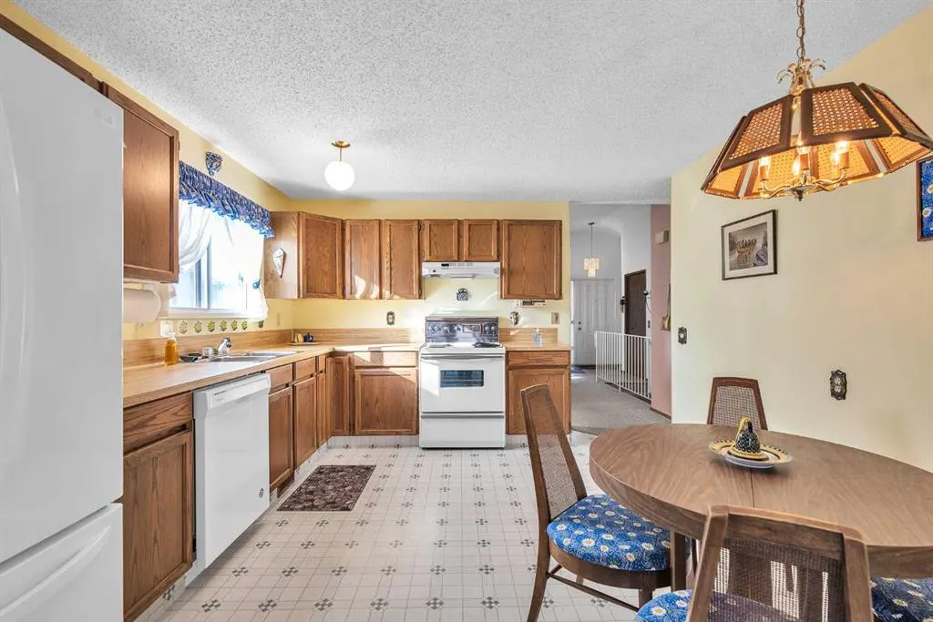 183 Cedardale Place SW