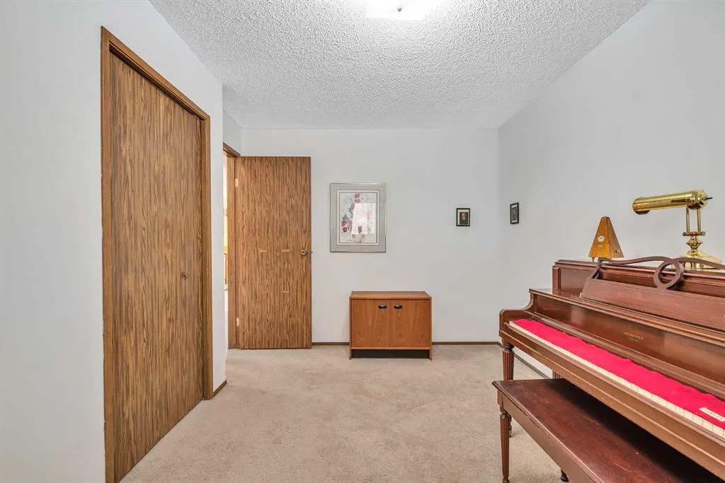 183 Cedardale Place SW