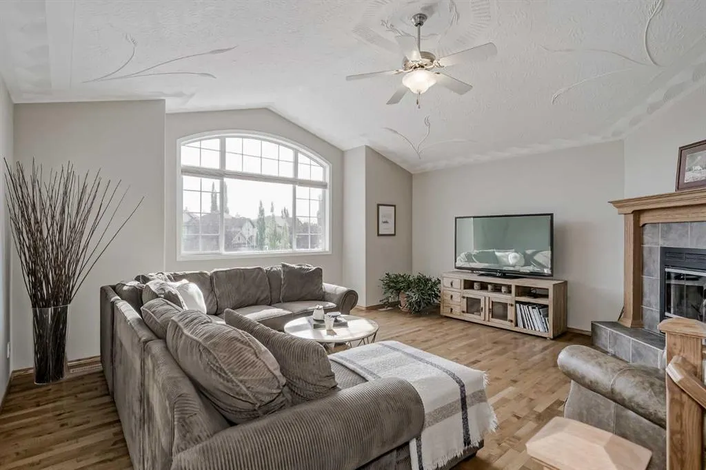57 Strathlea Grove SW