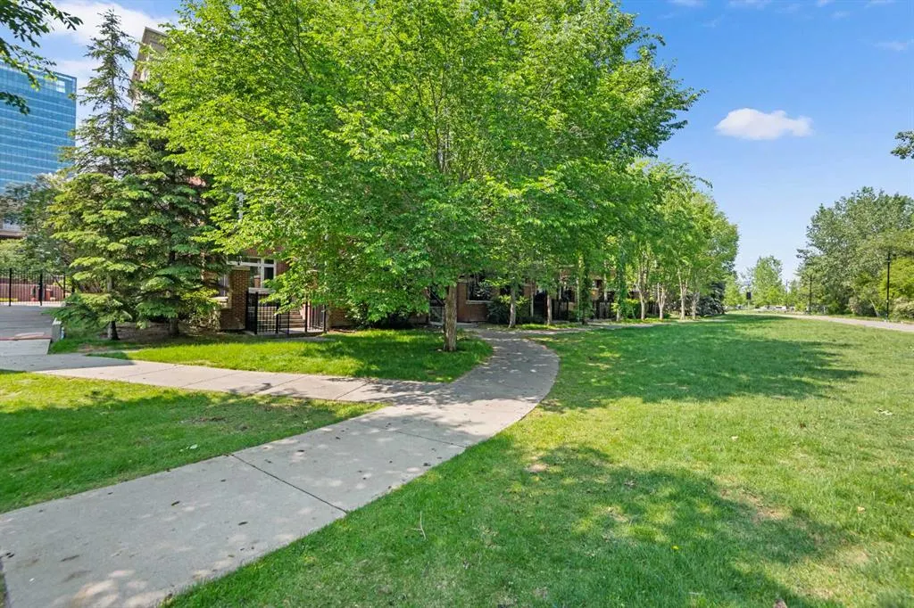 670 PRINCETON Way SW, #105