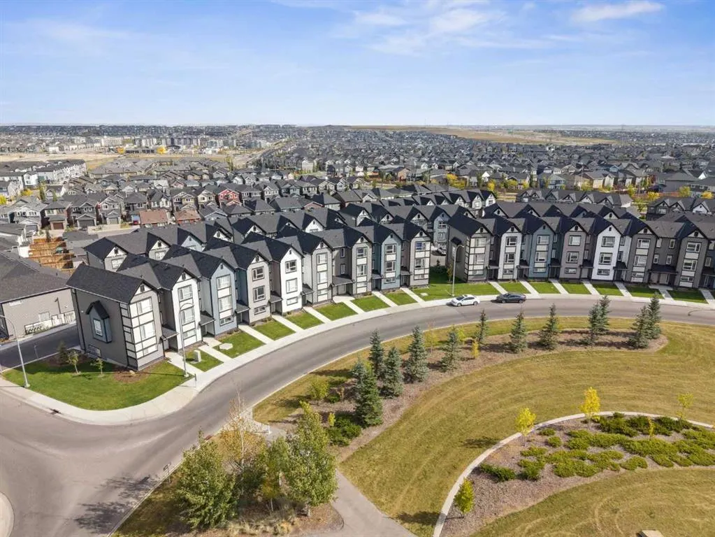 54 Evanscrest Manor NW