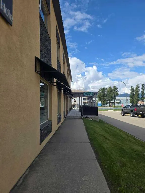 1800 Pine Plaza