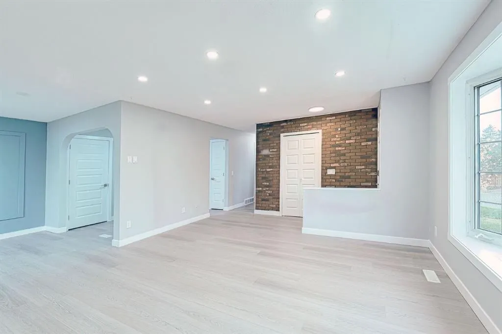 24 Rundleson Way NE