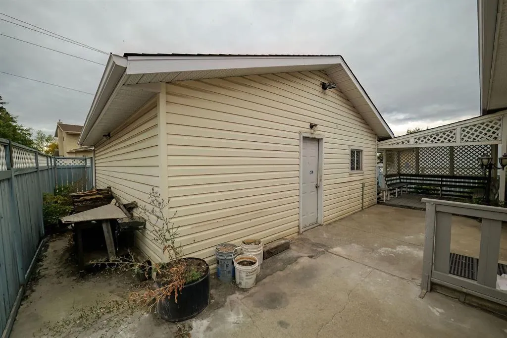 24 Rundleson Way NE