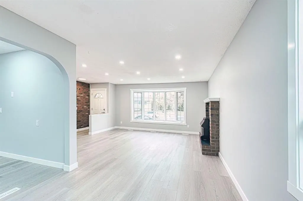 24 Rundleson Way NE