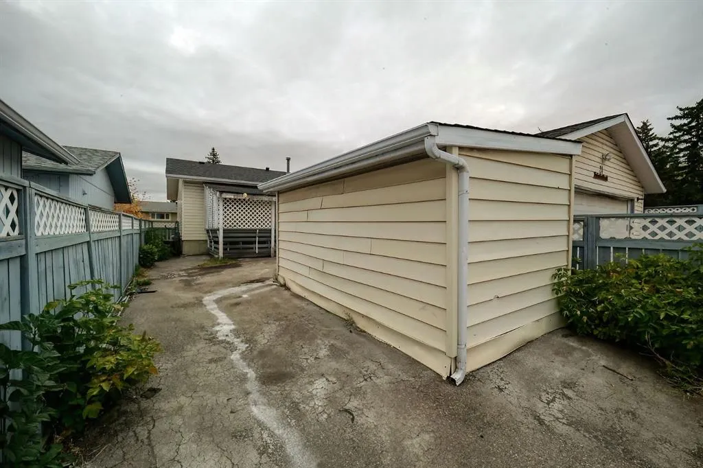 24 Rundleson Way NE