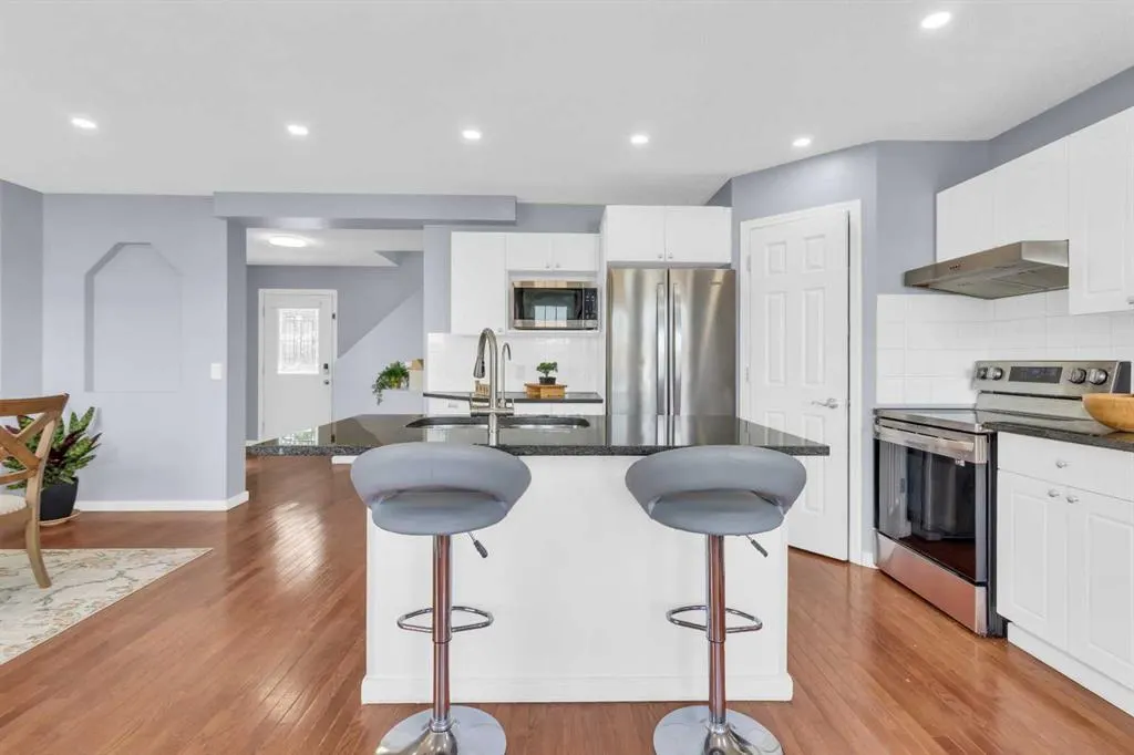 187 Citadel Meadow Grove NW