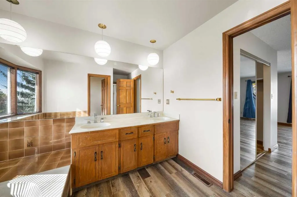36 Strathlorne Crescent SW