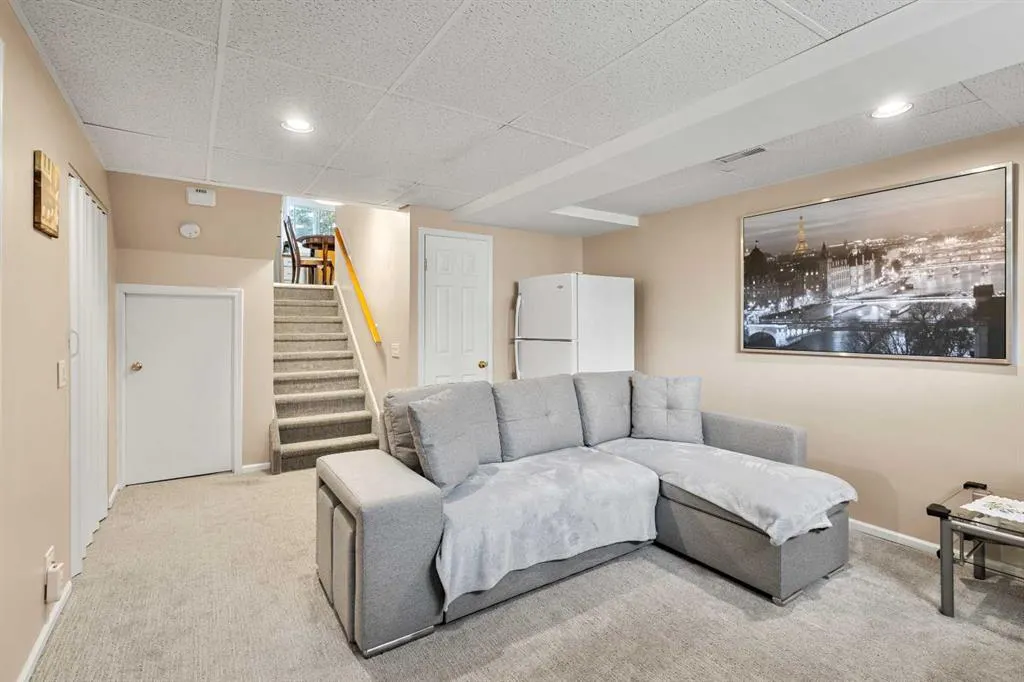 211 Abalone Place NE